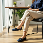Bailarinas azul charol en oficina