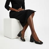 Zapatos Negro - Pose Sentada